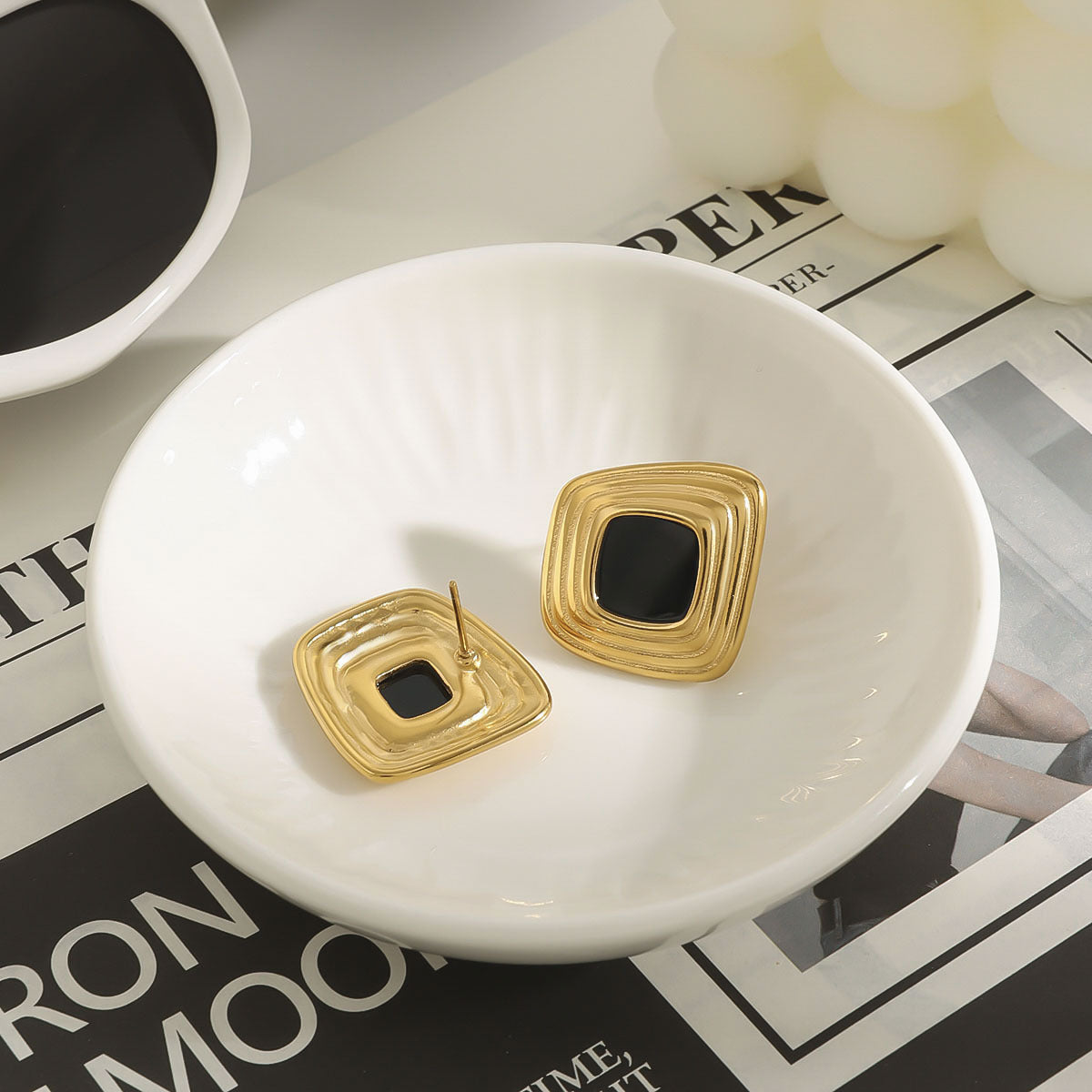 Minimalist geometric design pendant earrings 18K gold