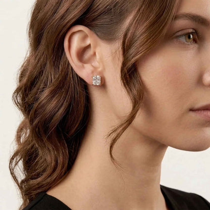 Simple diamond stud earrings 18k gold