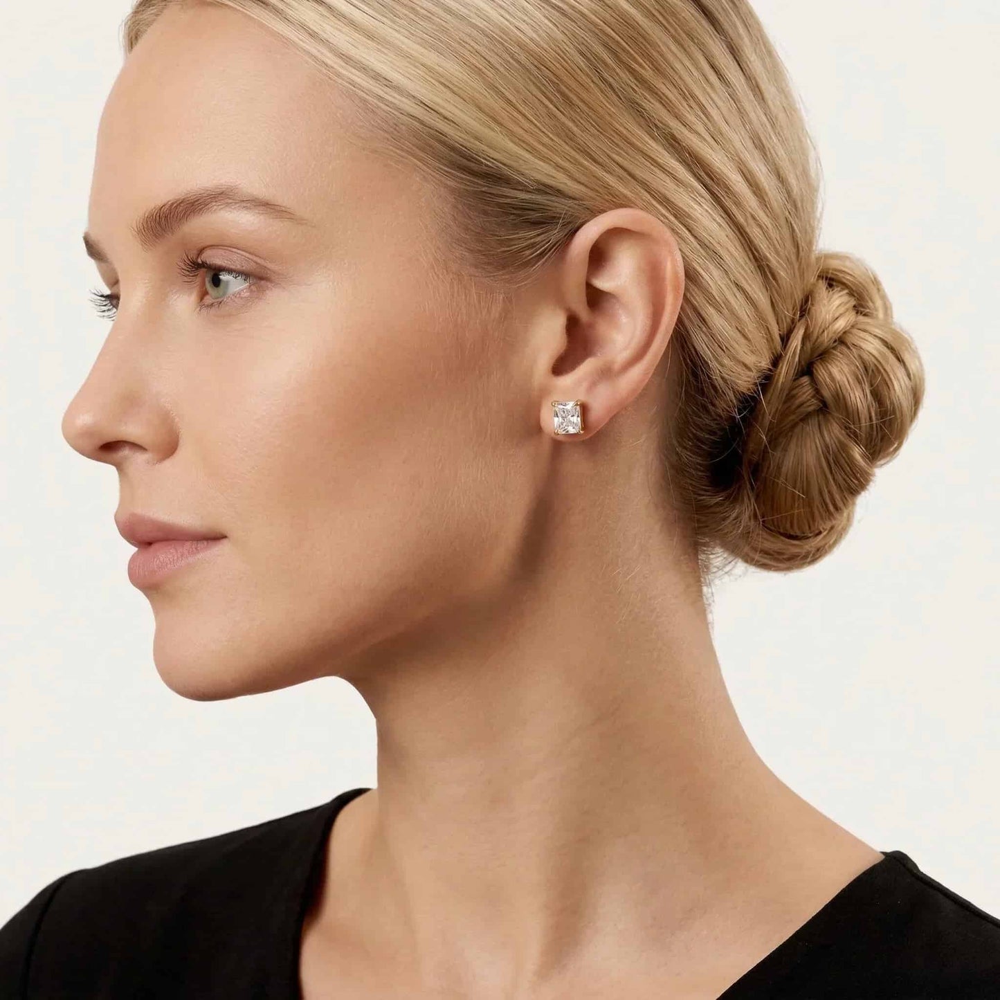Simple diamond stud earrings 18k gold