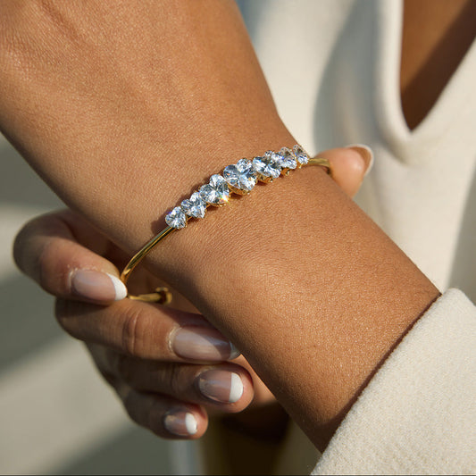 Minimalist Luxury 18K Gold Heart-Shaped Diamond Bracelet With Open Adjustable