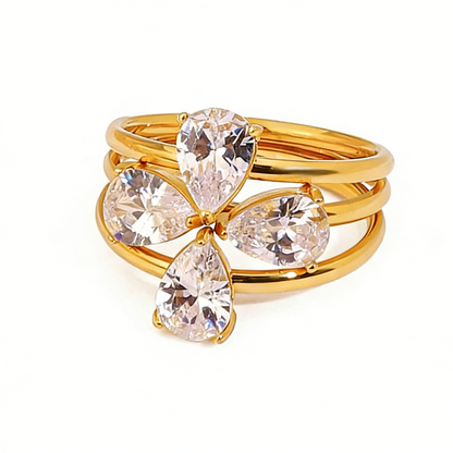 Bague de luxe en or 18 carats sertie de trois diamants en forme de trèfle à quatre feuilles, ornée d'un trèfle à quatre feuilles.