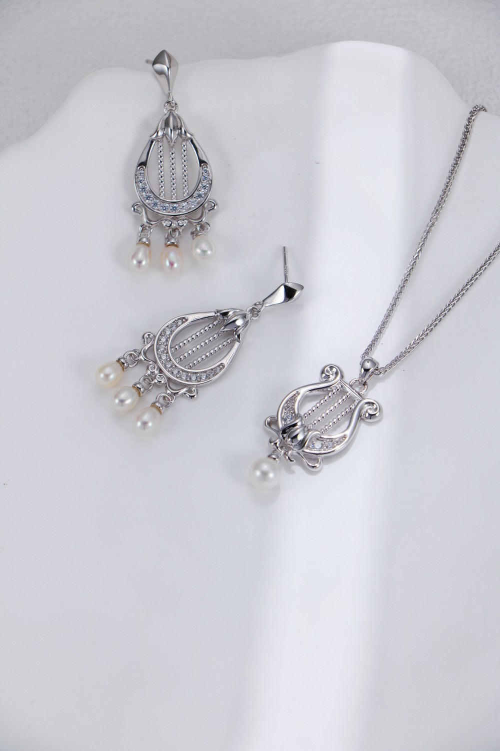 Harp-Shaped Diamond Pearl Pendant Necklace - 18K Gold Plated | Vinajewelry