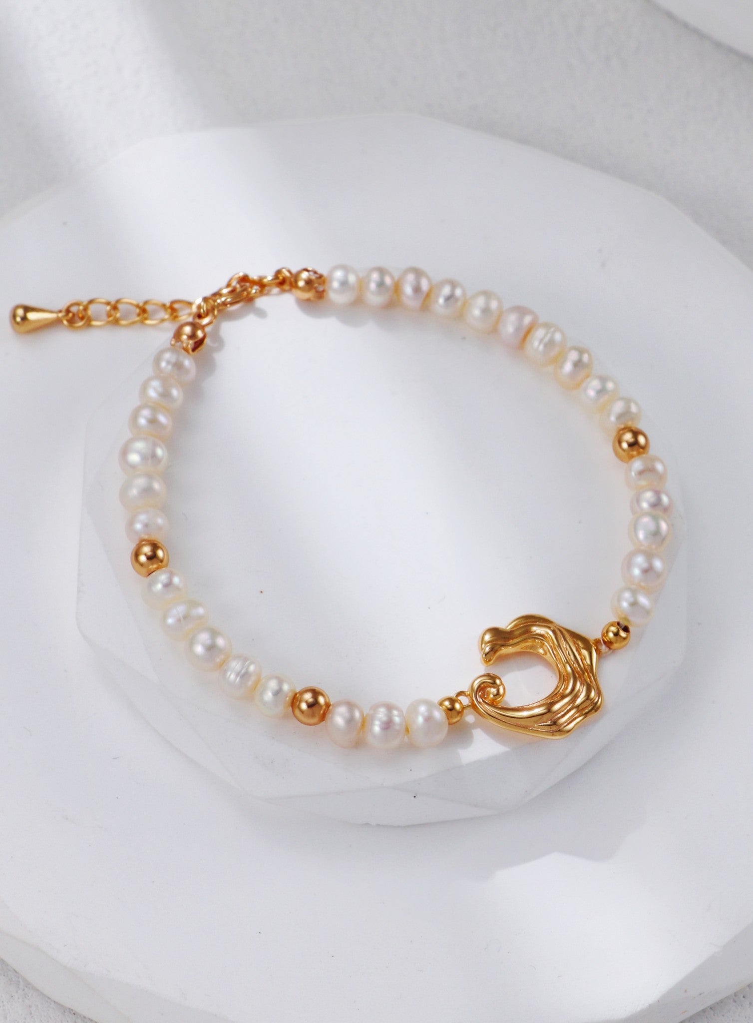 Wave-shaped natural pearl beaded bracelet 18K gold