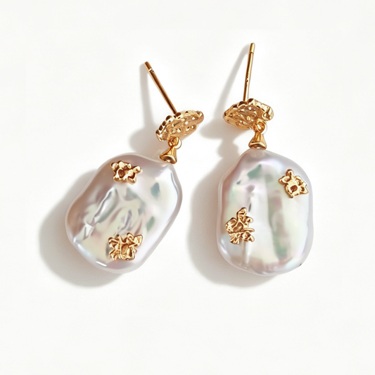 Boucles d'oreilles élégantes en or 18 carats et perles baroques naturelles