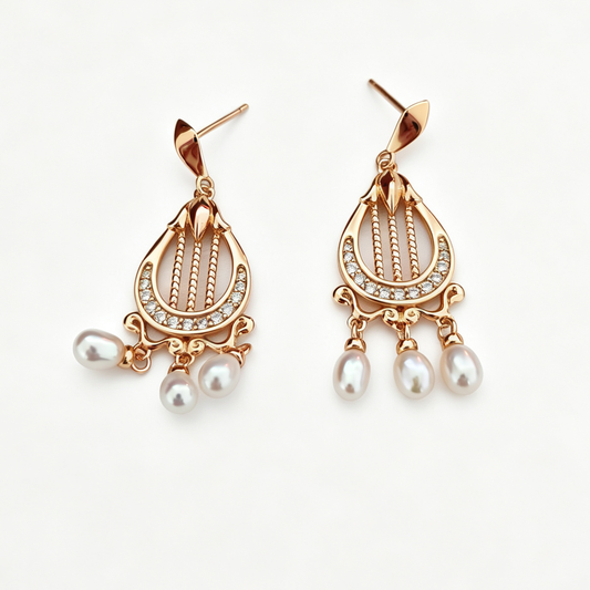Boucles d'oreilles pendantes élégantes en or 18 carats, serties de diamants et de perles naturelles en forme de harpe