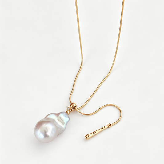 Collier minimaliste en argent sterling plaqué or 18 carats, orné de perles baroques naturelles et d'un cordon de serrage ajustable.