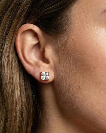 Simple diamond stud earrings 18k gold