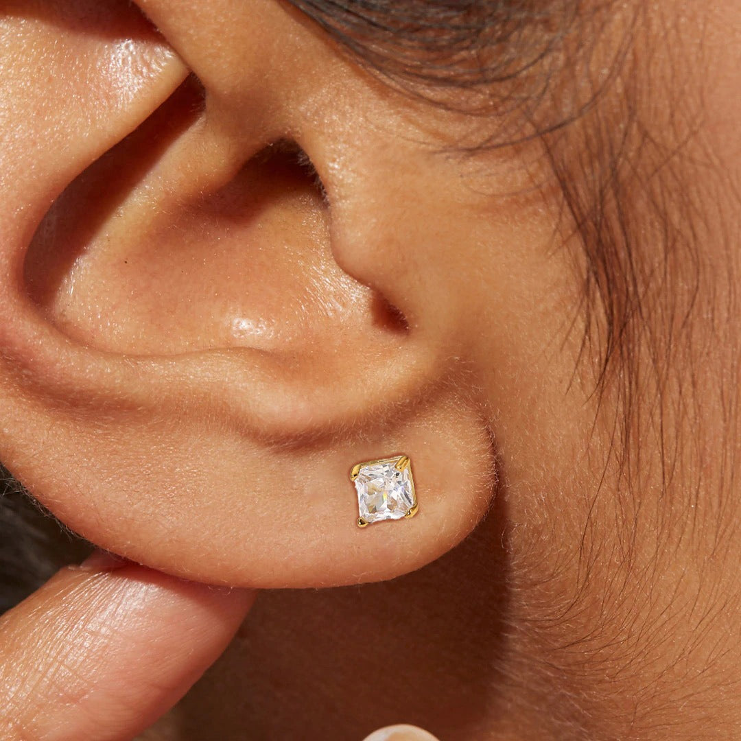 Simple diamond stud earrings 18k gold