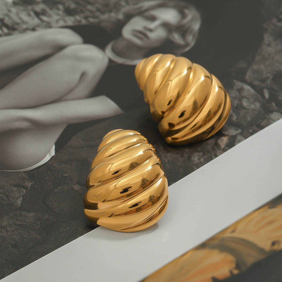 Daily Geometric Teardrop Design Earrings 18k Gold