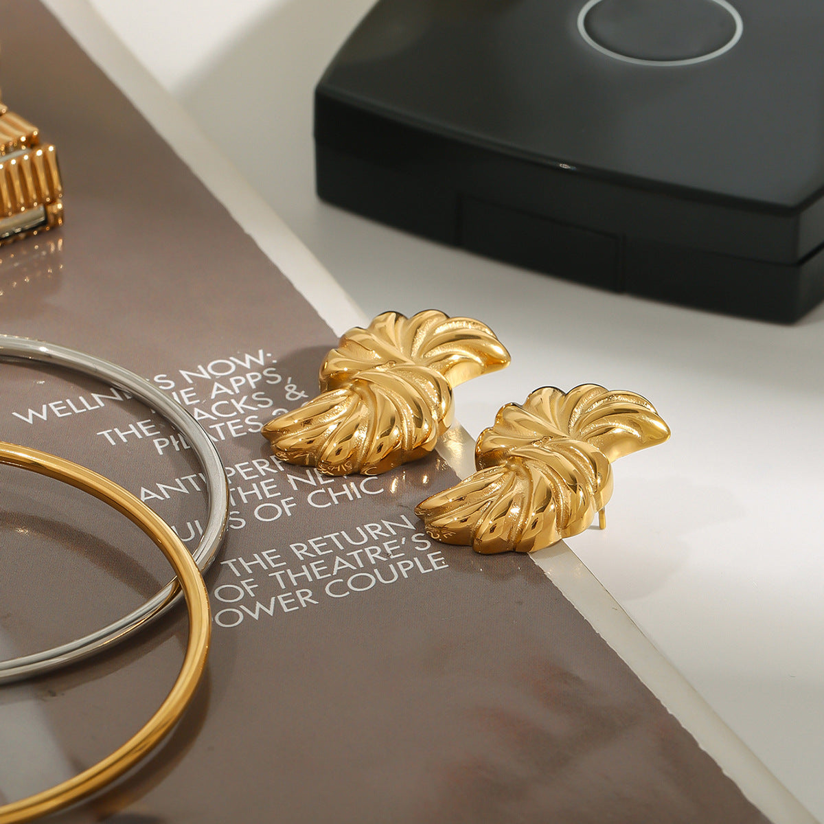 Minimalist geometric earrings 18K gold