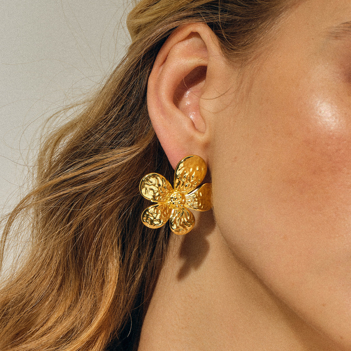 Elegant Flower Stud Earrings 18K Gold - Waterproof | Vinajewelry