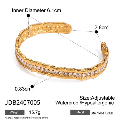 Luxurious 18K Gold Wavy Diamond Bracelet