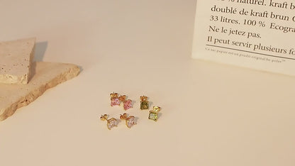 Simple diamond stud earrings 18k gold